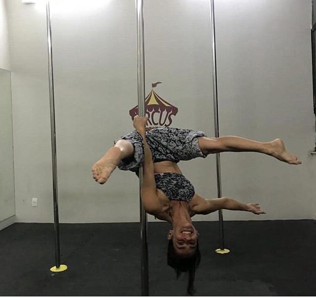 Pole 3ª e 5ª- 18h às 19h – Valéria